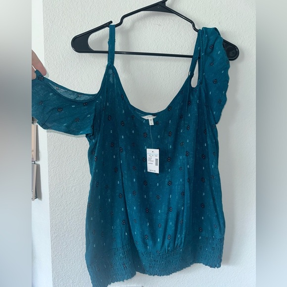Maurices Green and Blue Ruffled Cold Shoulder Blouse size L NWT - Picture 1 of 4
